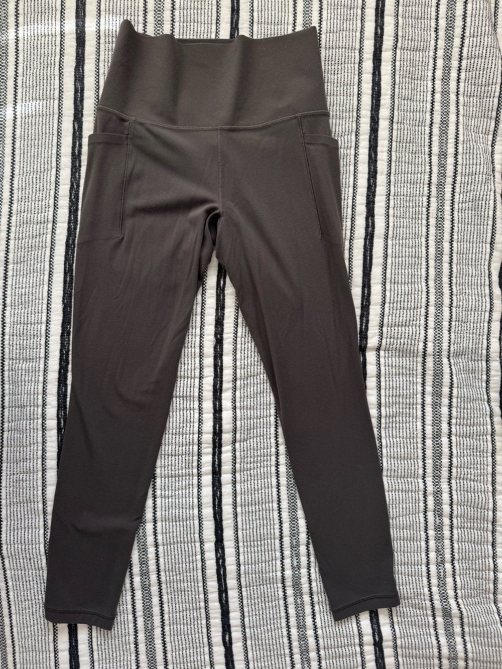 Athleta Gray Salutation Stash 7/8 Legging in Petite Length